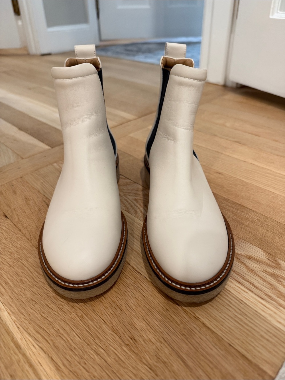 Everlane Italian leather Chelsea boots off white